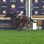 Diamond Necklace galopó las 1000 Guineas francesas (G1) bajo la lluvia - Foto: Captura Video